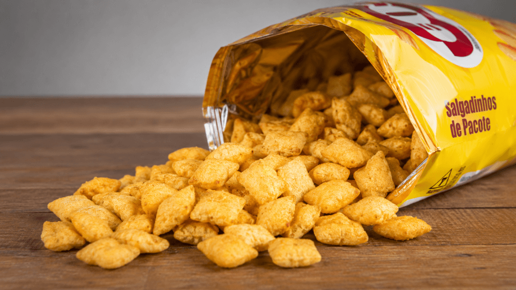 Salgadinhos de pacote industrializados ricos em calorias vazias.