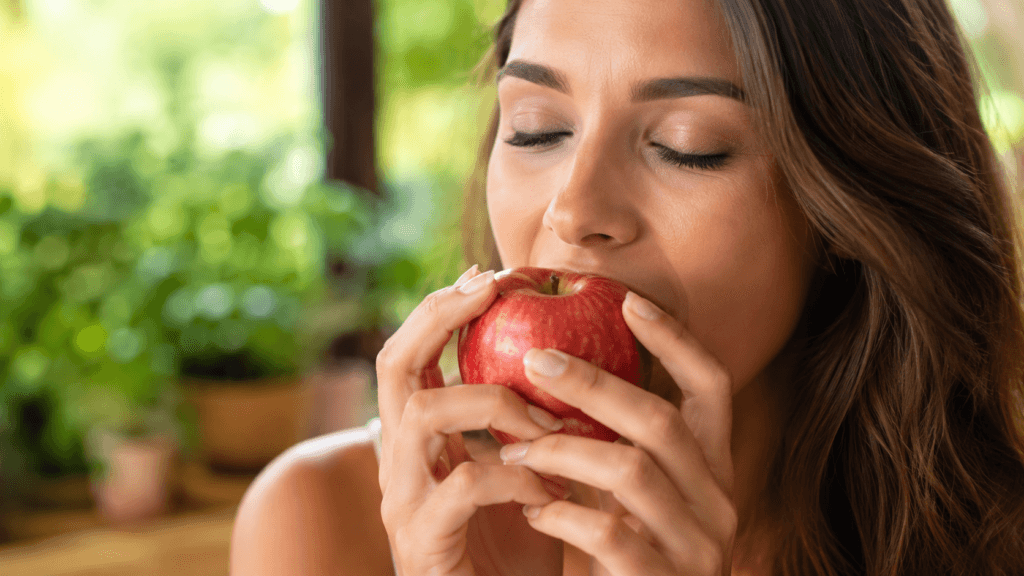 Alimentação consciente auxiliando no controle da fome por impulso.
