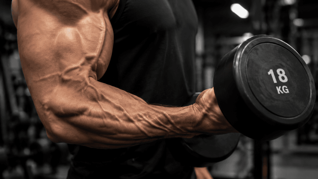 Atleta executando treino de força com forte pump muscular e vascularização.