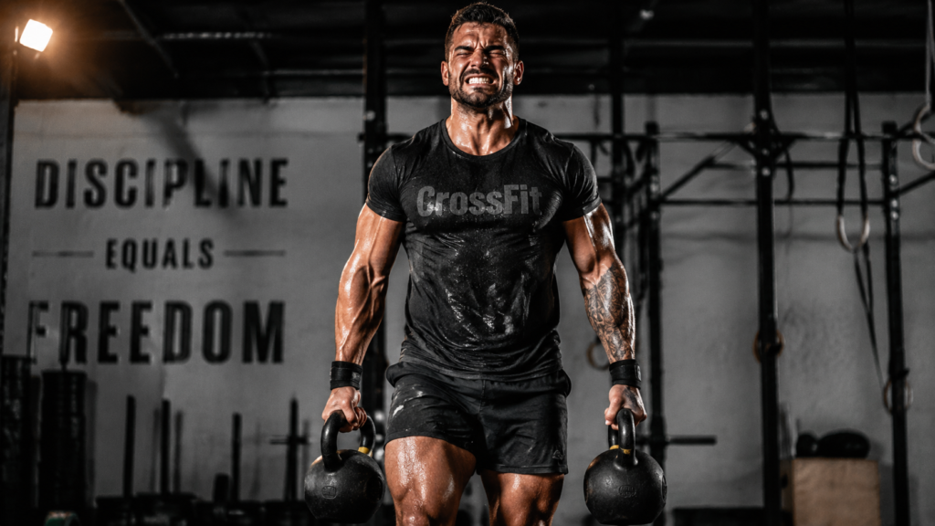 Atleta superando a acidose e a fadiga periférica muscular durante treino intenso.